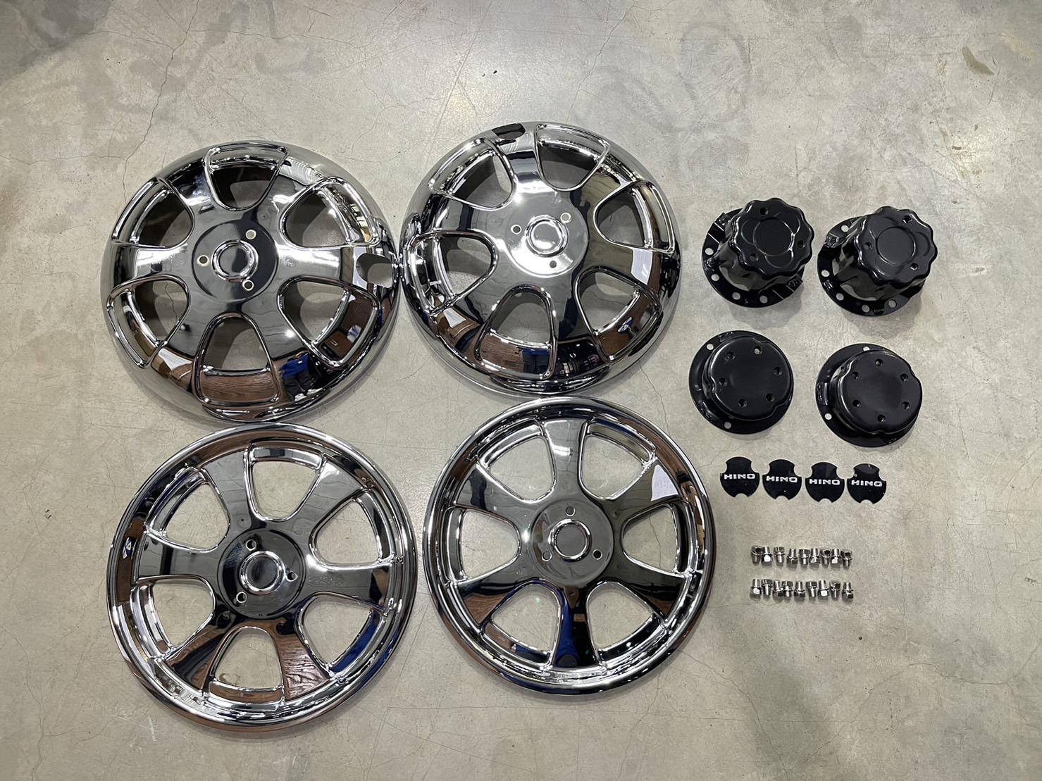 ชุดฝาครอบกะทะล้อ HINO ขอบ16 ” 6รู โครเมียม แบบที่2
